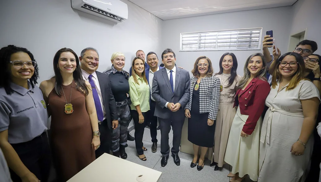Governador Rafael Fonteles e servidores da Polícia Civil
