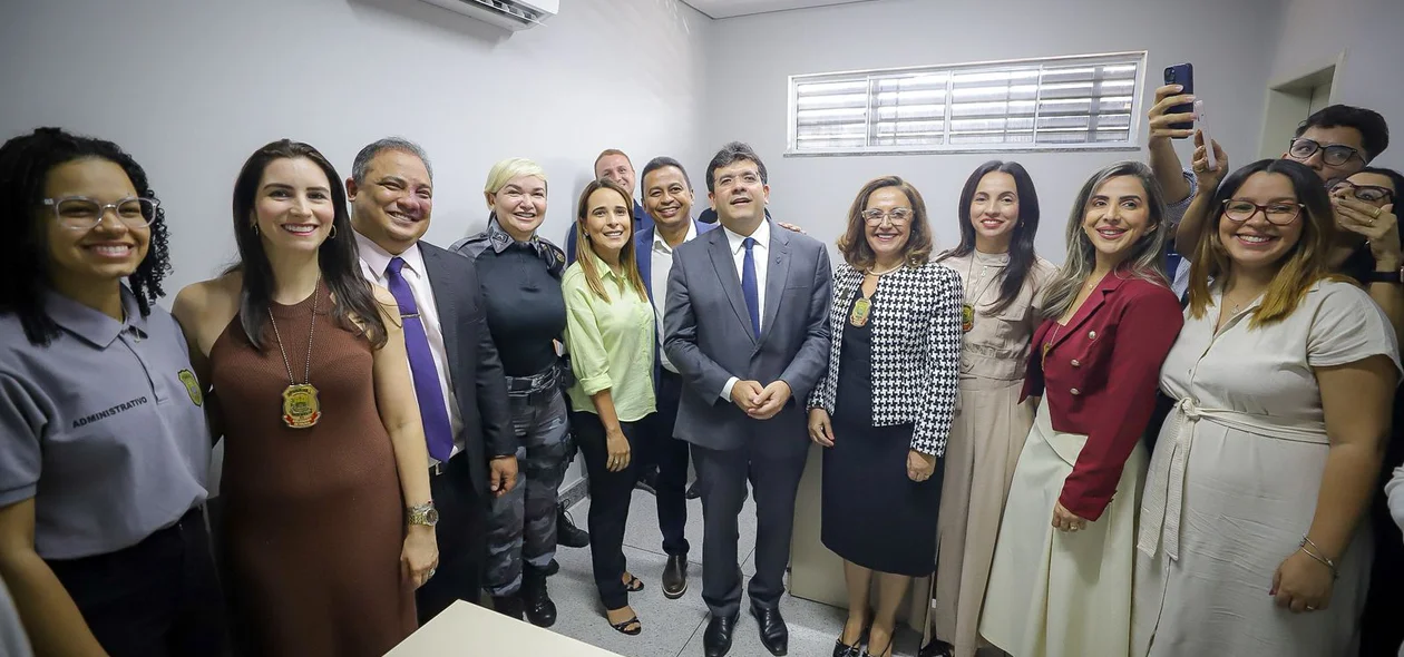 Governador Rafael Fonteles e servidores da Polícia Civil
