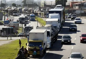 Caminhoneiros ameaçam greve para pressionar Senado a votar Medida Provisória do piso do frete