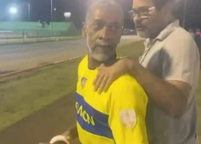 Homem de amarelo, preso enquanto particiapava de partida de futebol amador, por arrastar filha presa em carro no RJ