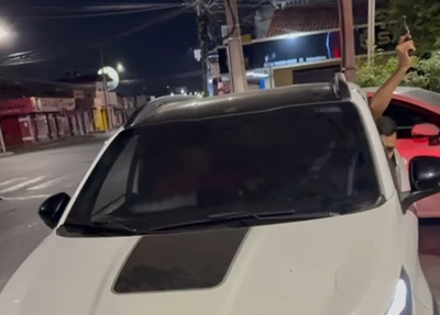 Homem efetuando disparos de arma de fogo em Teresina