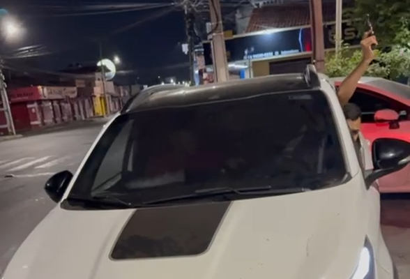Homem efetuando disparos de arma de fogo em Teresina