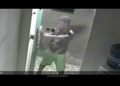 Homem foi flagrado por câmera de segurança arrombando e furtando o consultório