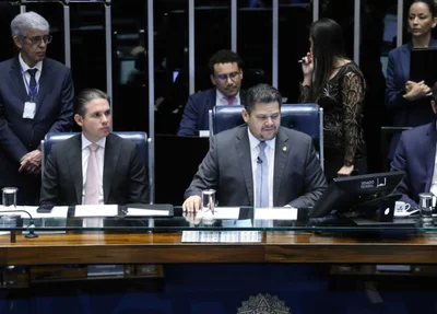 Hugo Motta e Davi Alcolumbre em sessão do Congresso Nacional