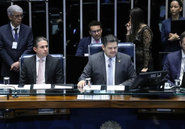 Hugo Motta e Davi Alcolumbre em sessão do Congresso Nacional