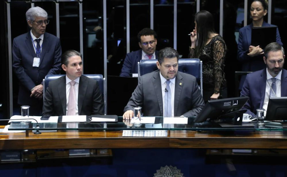 Hugo Motta e Davi Alcolumbre em sessão do Congresso Nacional