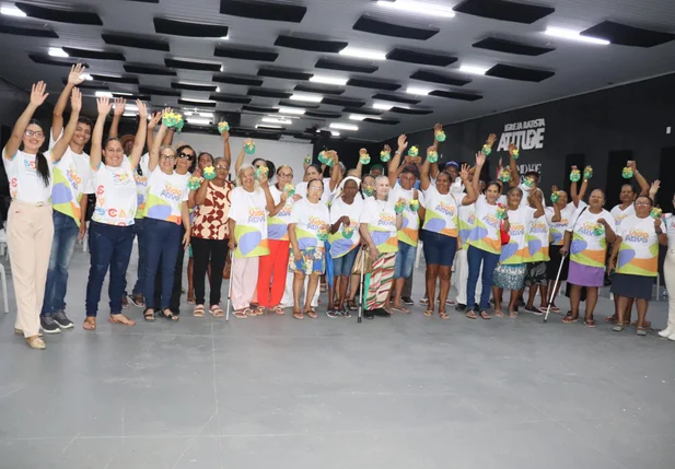 Idosos do SCFV participam de manhã de oficina de artesanato natalino em São Raimundo Nonato