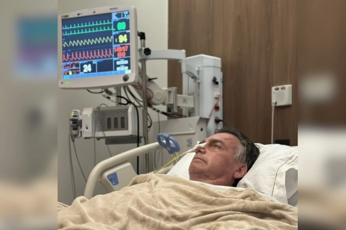 Imagem compartilhada por Carlos Bolsonaro após a cirurgia do pai.