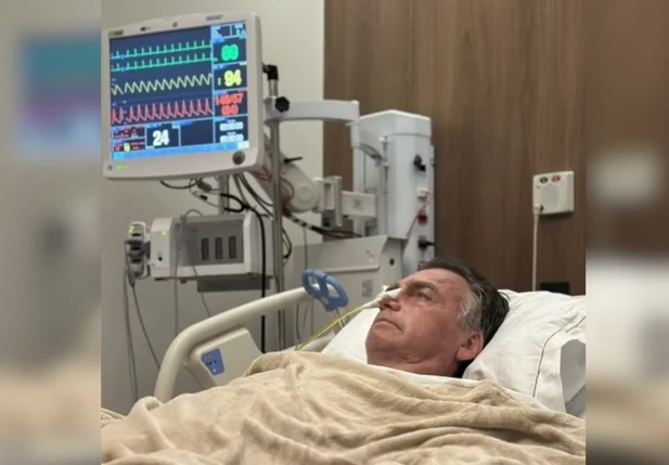 Imagem compartilhada por Carlos Bolsonaro após a cirurgia do pai.