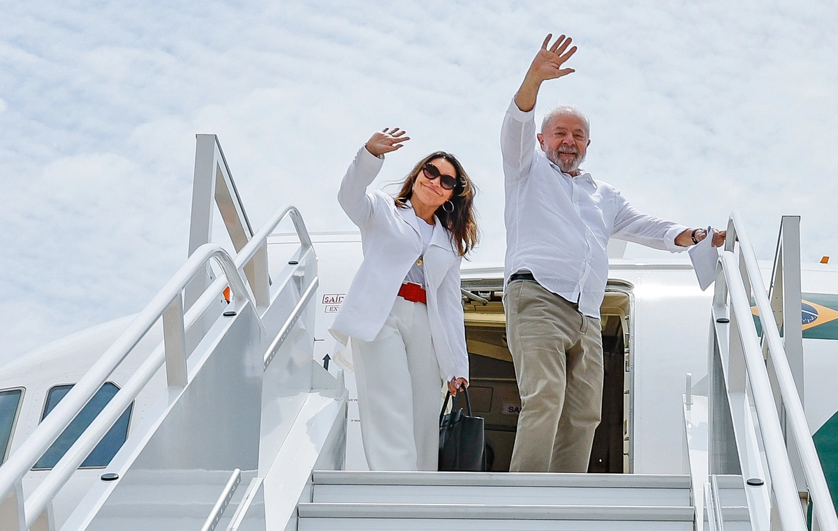 Primeira-dama Janja e o presidente Lula embarcando em avião da FAB