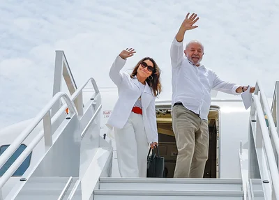 Primeira-dama Janja e o presidente Lula embarcando em avião da FAB