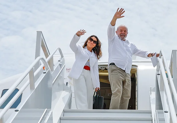 Primeira-dama Janja e o presidente Lula embarcando em avião da FAB