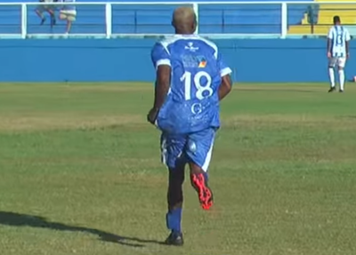 Jogador entra em campo com tornozeleira e pode ser campeão após sair da cadeia