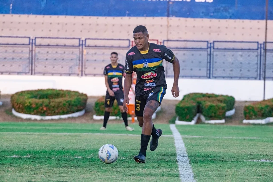 Jota, novo zagueiro do Altos