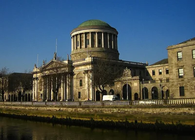 Justiça da Irlanda mantém preso professor que recusou usar pronome neutro