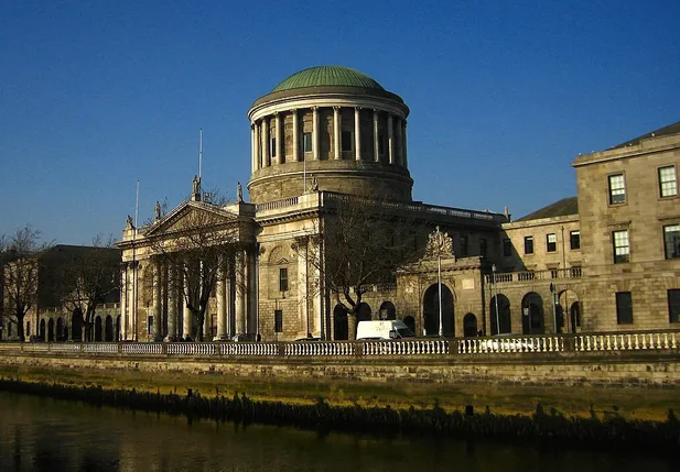 Justiça da Irlanda mantém preso professor que recusou usar pronome neutro
