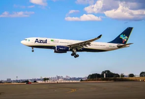 Azul avalia novos cortes em voos após aumento dos custos do combustível