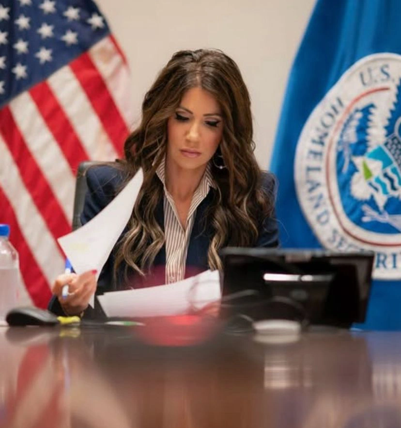 Kristi Noem, Secretária de Segurança Nacional dos Estados Unidos