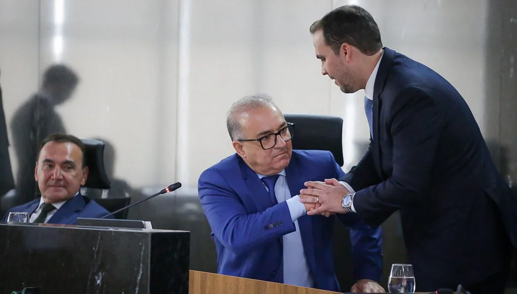 Mário Basílio cumprimentando a mesa
