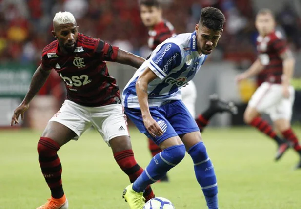 Meia atacante Victor Paraíba