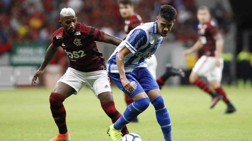 Meia atacante Victor Paraíba