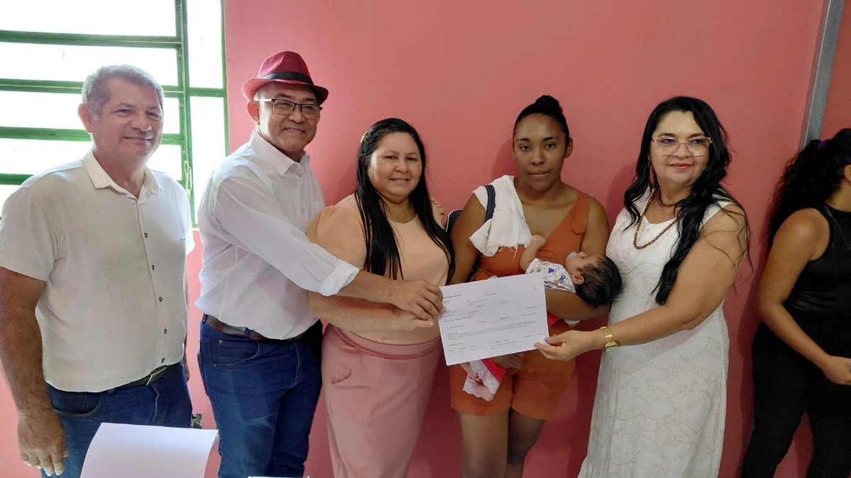 Momento da entrega dos enxovais