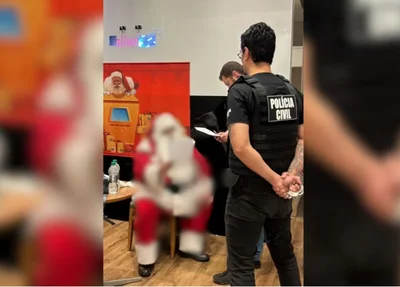 Momento da prisão do Papai Noel em shopping de Santa Catarina