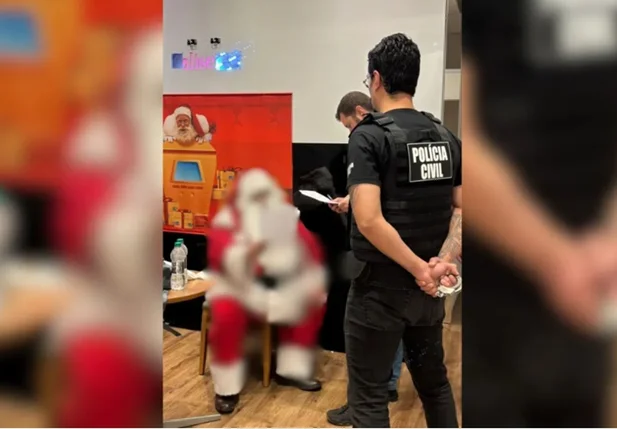 Momento da prisão do Papai Noel em shopping de Santa Catarina