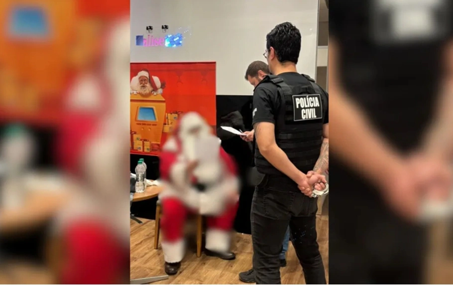 Momento da prisão do Papai Noel em shopping de Santa Catarina