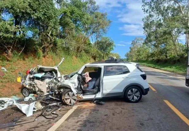 O acidente resultou na morte de três adultos e duas crianças