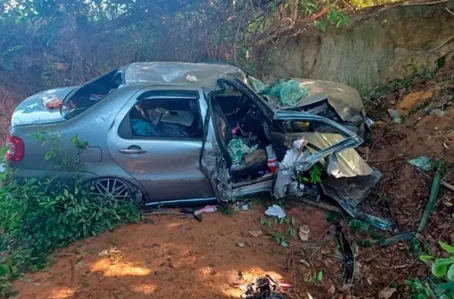 O carro capotou, saiu da pista e parou às margens da rodovia