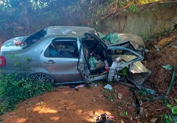 O carro capotou, saiu da pista e parou às margens da rodovia