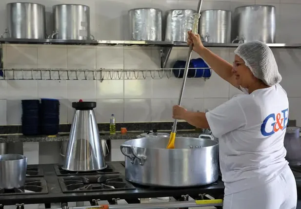 O projeto de Lei 2.531/2021 institui um piso salarial nacional para os trabalhadores da educação básica