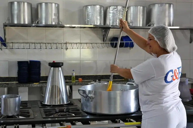 O projeto de Lei 2.531/2021 institui um piso salarial nacional para os trabalhadores da educação básica