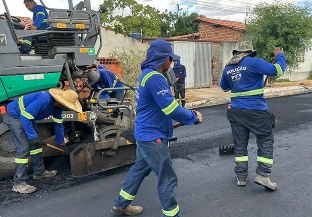 Obras de asfaltamento avançam em Pedro II e beneficiam diversas ruas da cidade