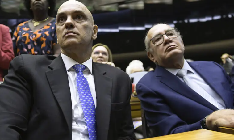 Os ministros Alexandre de Moraes e Gilmar Mendes