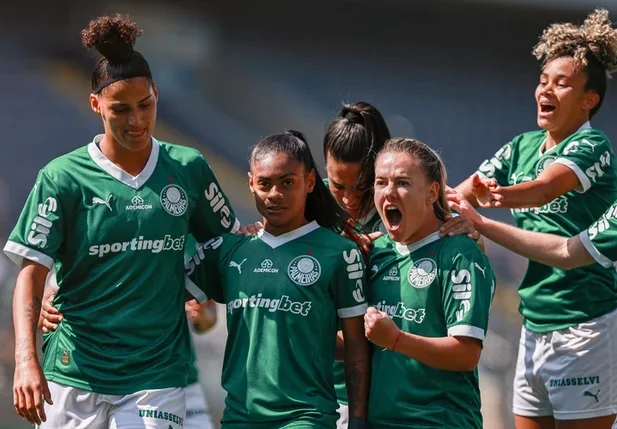 Palmeiras goleia Corinthians e abre vantagem na final do Paulistão Feminino