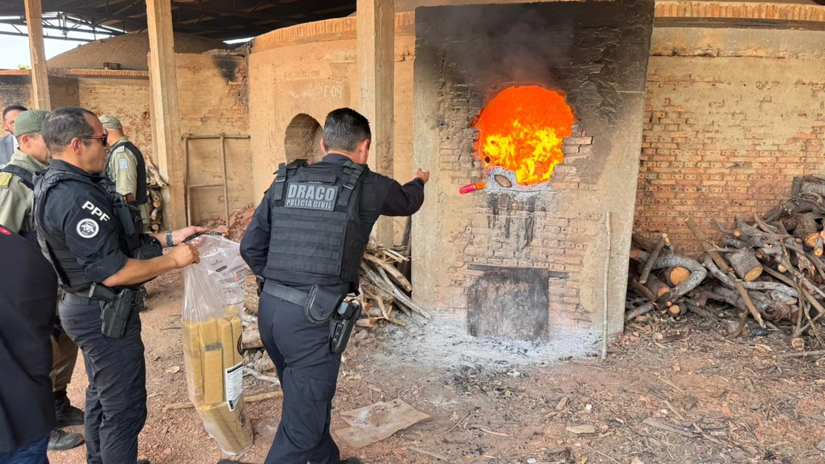 Polícia incinerando drogas