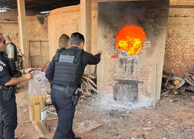 Polícia incinerando drogas