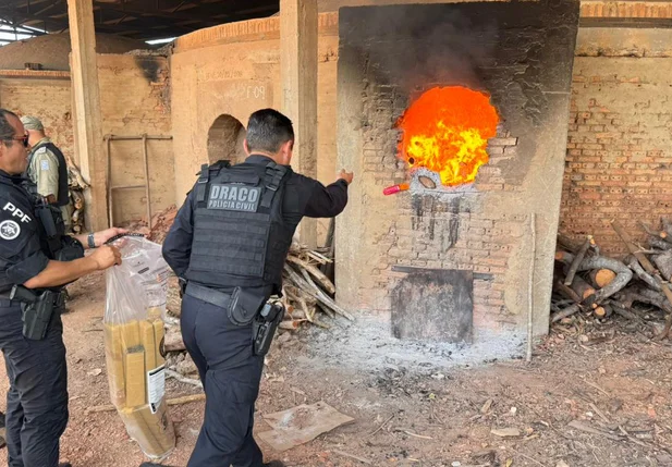 Polícia incinerando drogas