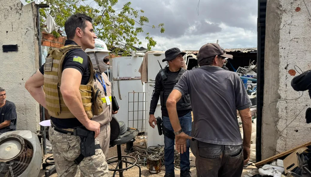 Policiais cumprindo mandados de busca e apreensão