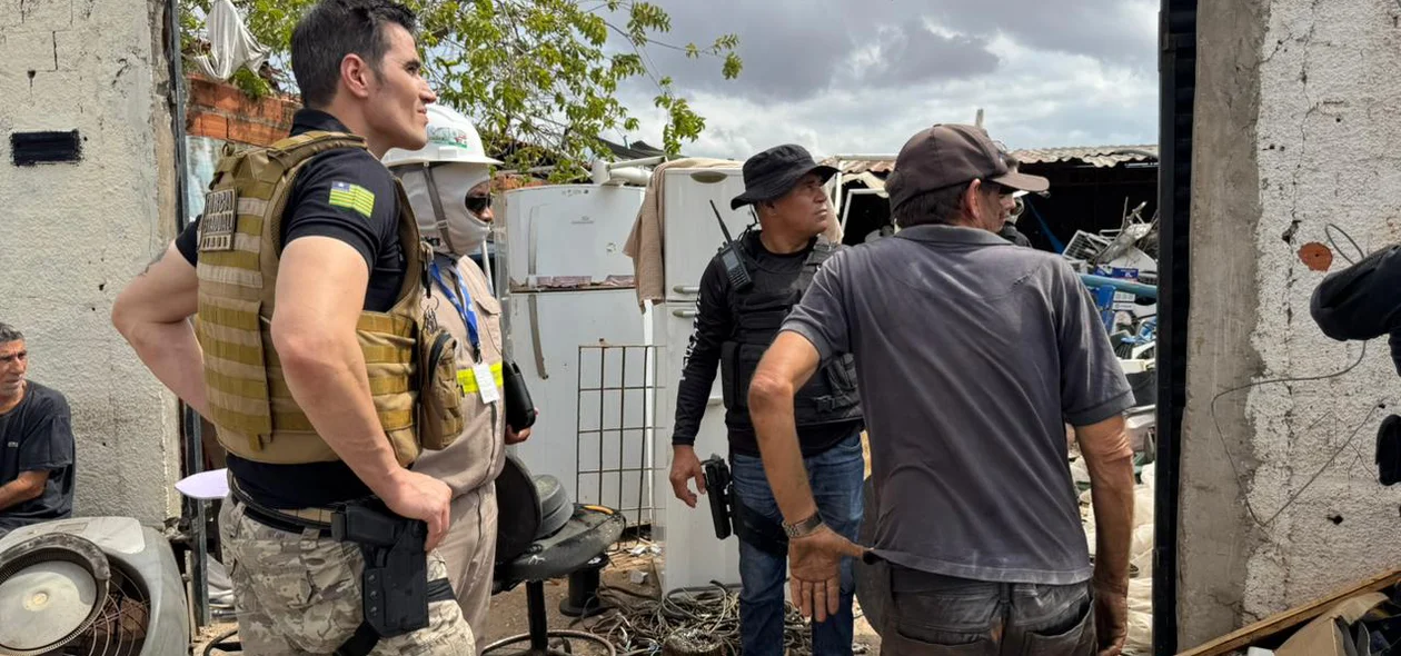 Policiais cumprindo mandados de busca e apreensão