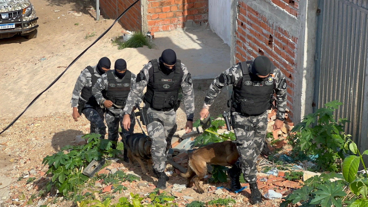 Policiais durante deflagração de operação
