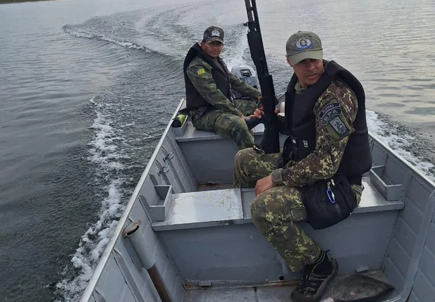 Policiais militares durante operação