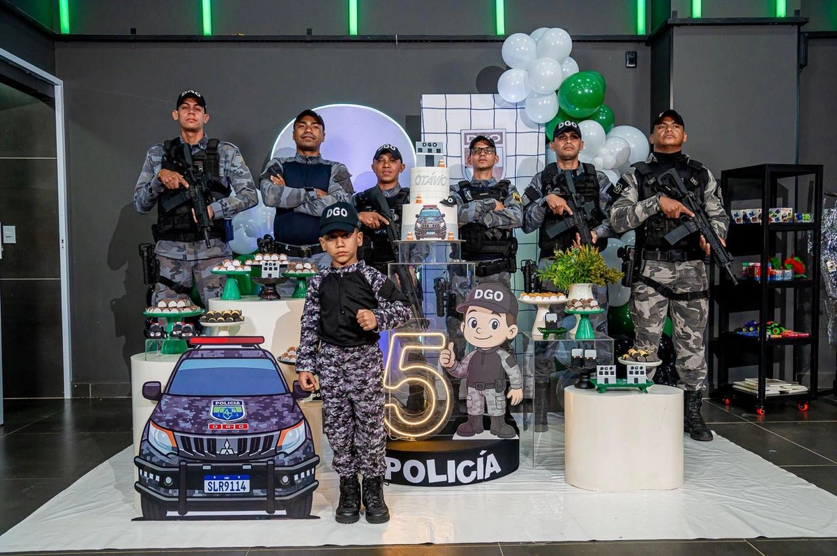 Policiais militares surpreendem pequeno fã com presença em festa