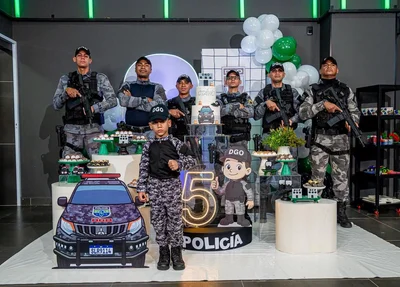 Policiais militares surpreendem pequeno fã com presença em festa