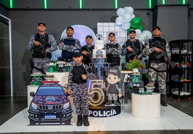 Policiais militares surpreendem pequeno fã com presença em festa