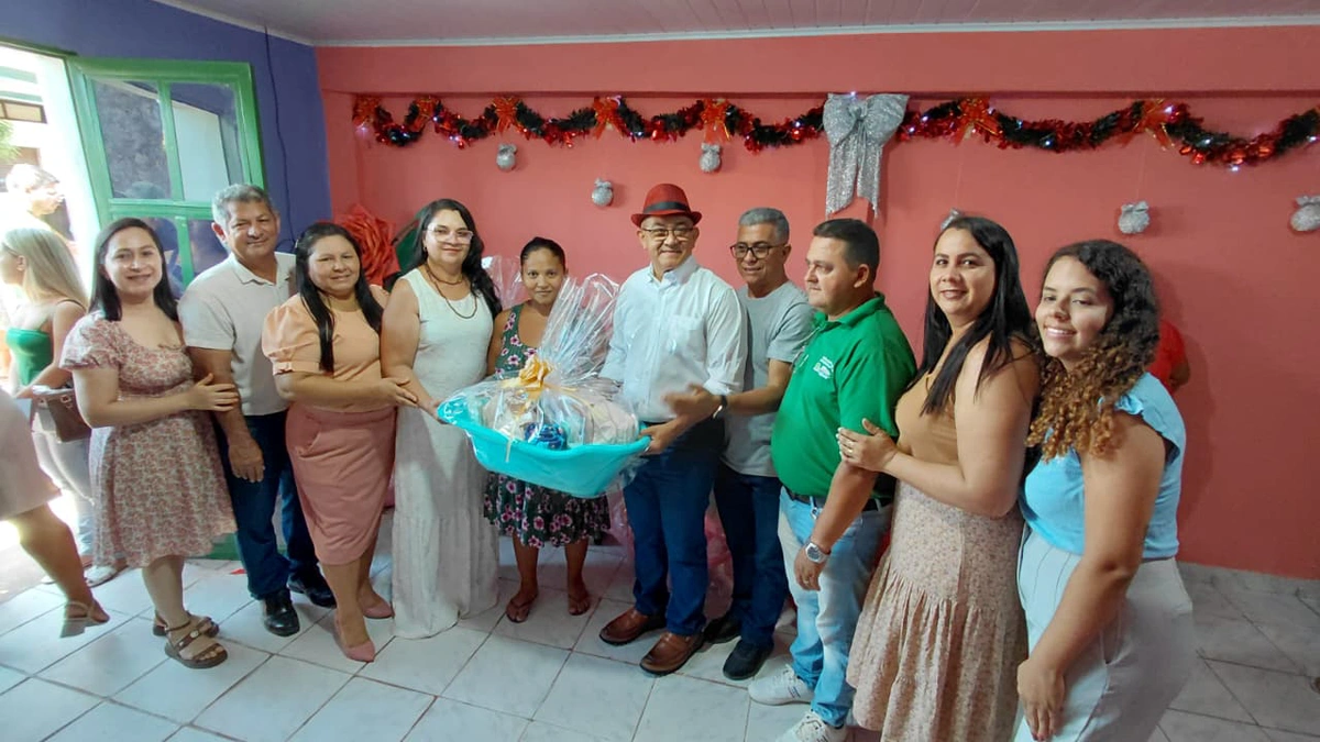 Prefeito Abdoral Melo entrega enxovais para mulheres carentes em São João do Arraial