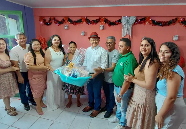 Prefeito Abdoral Melo entrega enxovais para mulheres carentes em São João do Arraial