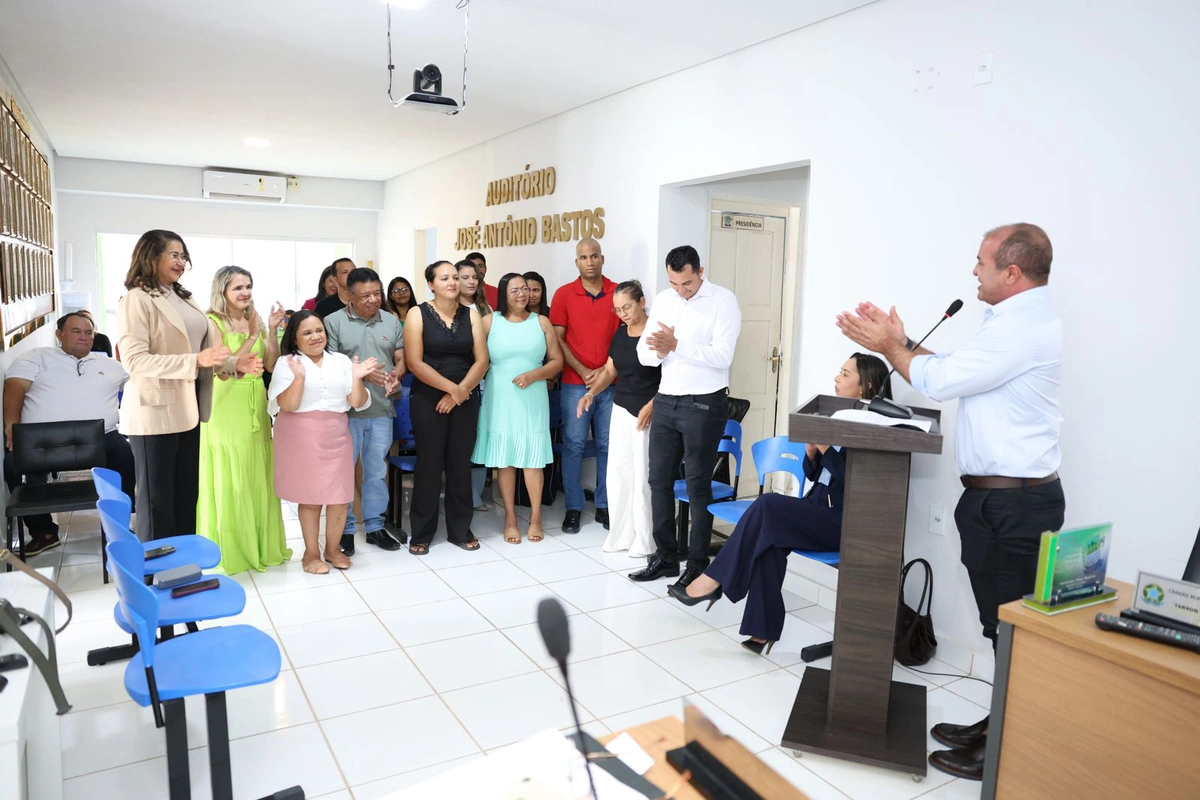 Prefeito Adelmo da Cincal dá posse a membros do Conselho Municipal de Educação